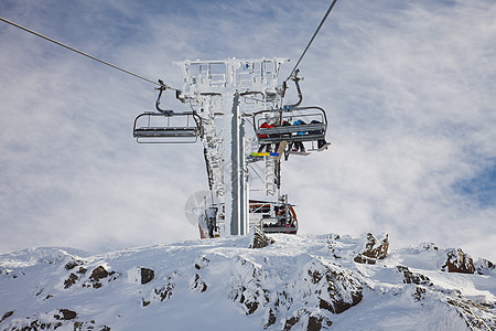 滑雪旅行假期蓝色座位山脉运动活动电缆高山滑雪者图片