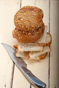 有机面包在生锈的桌子上方产品食物生活面粉包子燕麦面团大麦谷物早餐图片