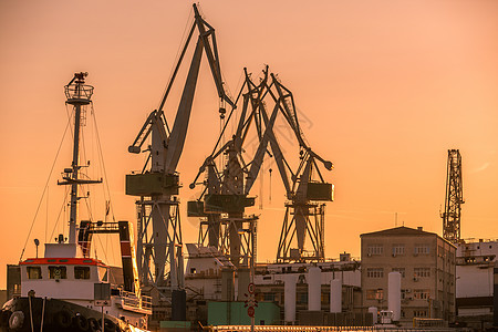 码头工业货运起重机贮存运输货物出口船运加载船厂橙子天空血管图片