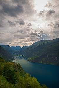 Geiranger 视图树木海洋血管国家岩石美丽天空石头蓝色爬坡图片