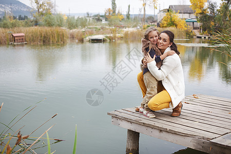秋瀑池塘父母农田孩子乐趣乡村女孩拥抱闲暇女士图片