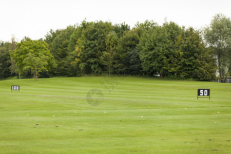 驾驶场空高尔夫球篮子驾驶锻炼游戏旗帜设施风景绿色球座运动训练图片