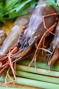 用于泰国调味汤的成分草药美食甲壳海鲜动物砧板烹饪食谱蔬菜八角图片