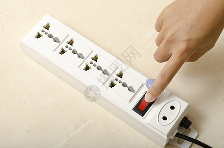 开关多个插头插件时打开手溪流连接器家庭插座白色力量技术电压金属电缆背景图片
