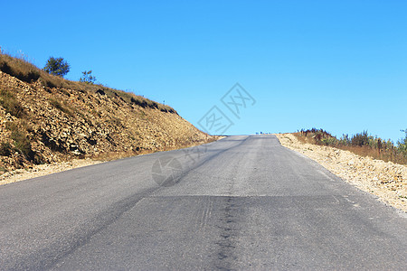 山区高速公路和地貌 北高加索旅行天气运输速度驾驶蓝色汽车草地季节全景天空图片