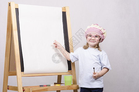 女孩艺术家在画布上的油漆乐趣笔画绘画情绪蓝色涂鸦画架游戏孩子眼睛图片