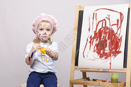 女画家的肖像童年刷子眼睛蓝色喜悦游戏绘画微笑笔画画架图片