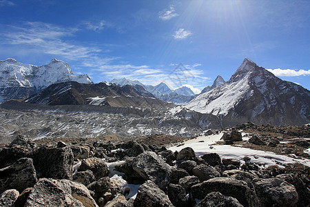 山峰珠峰云层运动 Gyazumba冰川白色全景旅行顶峰山脉薄雾天空蓝色图片