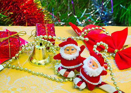 圣诞节 tre 的美丽装饰品童话红色新年礼物侏儒装饰花环白色绿色背景图片