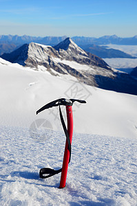 雪中的冰斧齿轮冰川登山工具冒险斧头危险白色登山者冰爪图片