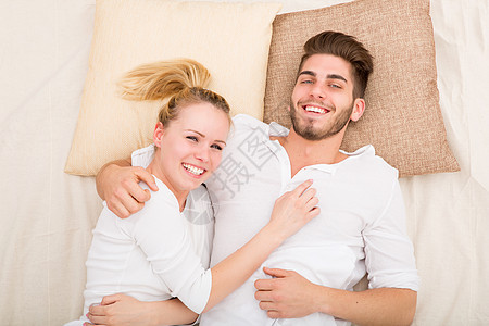 快乐的年轻夫妇在 Be感情拥抱女性说谎婚姻男性男朋友亲热男人幸福图片
