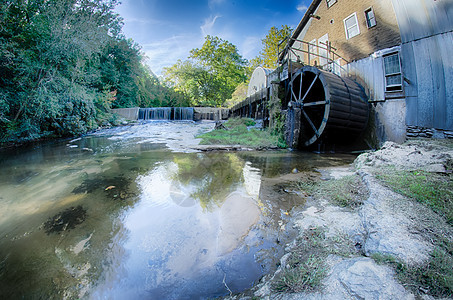 林尼的磨坊 在阳光明媚的日子旅行历史性国家大路数控蓝色池塘乡村水车车轮图片