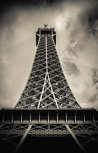 巴黎埃菲尔铁塔反暴风天图片