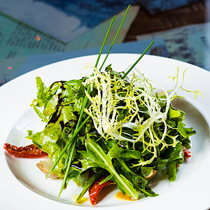 怀特盘上的新鲜有机蔬菜沙拉胡椒食物饮食叶子菠菜洋葱维生素黄瓜健康早餐图片