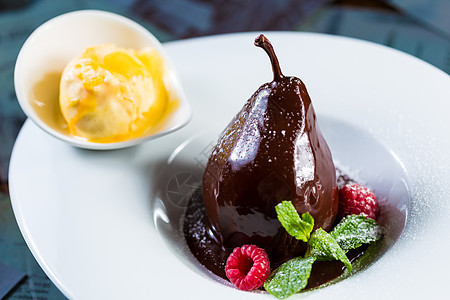 巧克力中的梨子肉桂早餐营养焦糖水果烹饪餐厅桌子食物菜肴图片