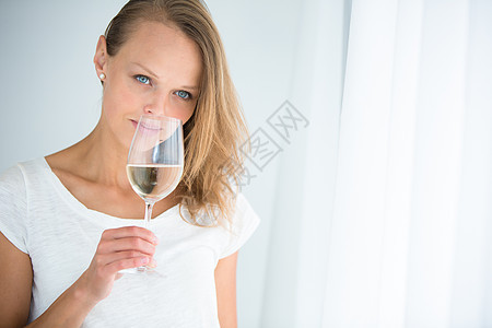 漂亮的年轻美女 喝杯酒派对酒吧酒精庆典饮料女性玻璃女孩气泡闲暇图片