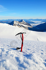 雪中的冰斧登山冰川危险斧头白色工具登山者冒险齿轮岩石图片