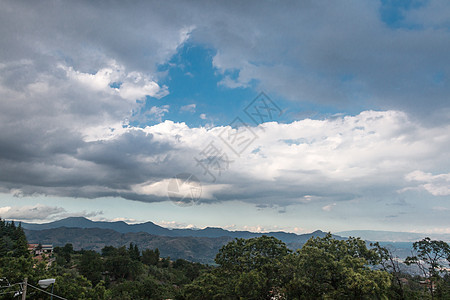 山丘景观木头云杉国家松树场地植物群季节场景公园旅行图片