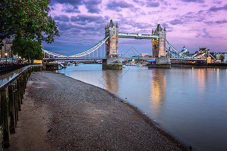 伦敦日落时市泰晤士河岸和塔桥图片