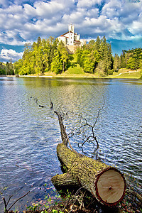位于美丽湖泊之上的Trakoscan城堡图片