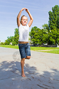 可爱的女孩跳着一条腿跳舞蹈女学生白色金发蓝色童年孩子图片