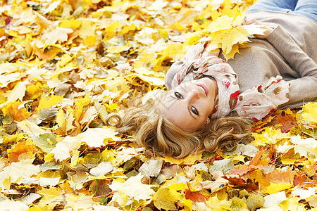 秋天公园的女人喜悦女性森林微笑黄色女孩晴天公园幸福快乐图片
