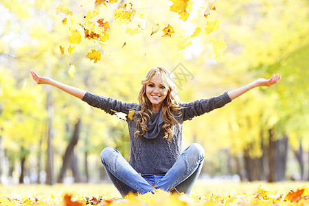 秋天公园的女人黄色金发公园快乐女性幸福叶子喜悦微笑乐趣图片