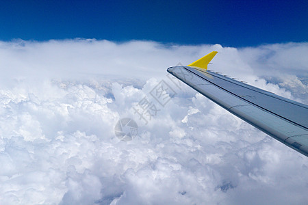 白云和白飞机旅行航空多云精神地平线空气航班白色晴天天堂图片