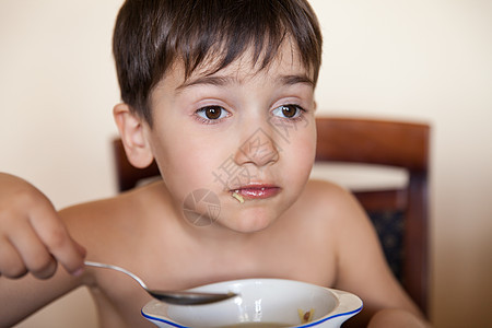 小男孩吃东西勺子儿童白色盘子食物童年男生营养快乐孩子图片
