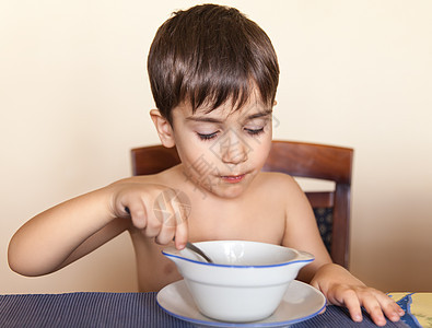 小男孩吃东西生活白色盘子稀饭童年勺子孩子儿童食物营养图片