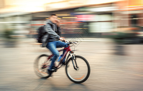 交通中骑自行车者图片