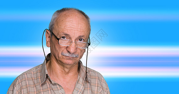 蓝蓝色抽象背景的老年男子脸颊白色眼镜眼睛激光头发灰色福利男人男性图片