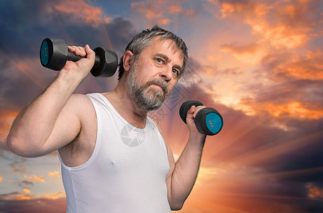 人用哑铃锻炼假发运动员健身房肌肉老年健美男性幽默力量身体图片