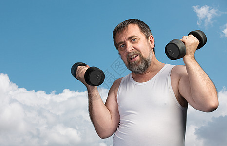 人用哑铃锻炼身体重量肌肉天空健身房男性健美训练工作室幽默图片