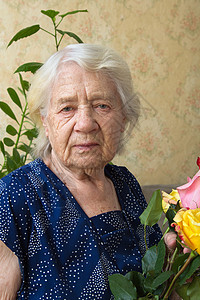 高级妇女微笑成年人奶奶女士花朵智慧女性灰色祖母图片