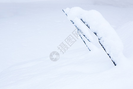 被雪覆盖的挡风玻璃擦雨机图片