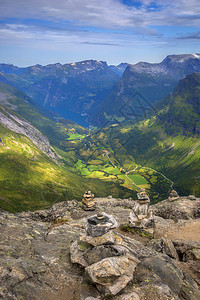 Geiranger 视图海岸悬崖山坡海洋爬坡蓝色峡湾植物群天空旅行图片