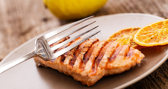 烧烤鲑鱼食物鳟鱼黄色海鲜红色厨房鱼片饮食木头柠檬图片