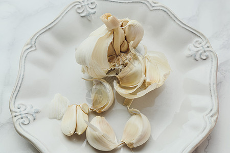 大蒜放在桌上盘子蔬菜营养辣度收成香气食品维生素植物堂妹图片