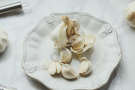 大蒜放在桌上芳香用具营养盘子美食辣度香气厨房收成味道图片