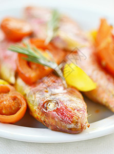 烤鲻鱼配圣女果 大蒜和迷迭香美食宏观食物海鲜桌子绿色红色蔬菜烹饪白色图片