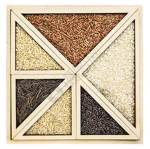 稻谷抽象黑米托盘白色几何粮食正方形三角形木头野米棕色背景图片