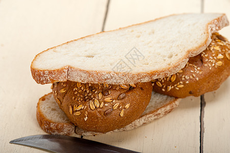 有机面包在生锈的桌子上方种子早餐粮食食物纤维传统面团面粉产品脆皮图片