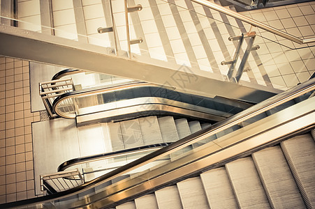 扶梯楼梯自动扶梯金属栏杆铁轨脚步技术人行道购物中心图片