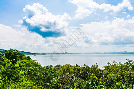 具有田地和山山天空背景的景观图片