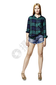 有吸引力的年轻女性绿色短裤衬衫头发蓝色影棚女孩金发女郎牛仔裤图片