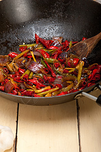 炸辣椒和烤锅上的蔬菜食物营养木头洋葱盘子白菜平底锅炒锅胡椒乡村图片