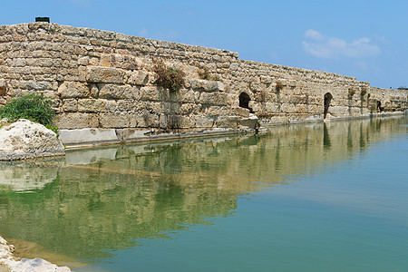 以色列纳哈勒塔尼尼姆考古公园池塘中的古老墙壁图片