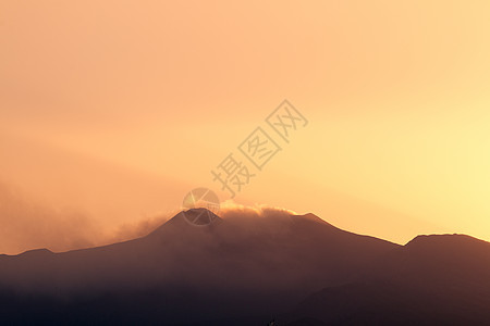 埃特纳山太阳高度岩石橙子高山风景天气天空远足旅行图片