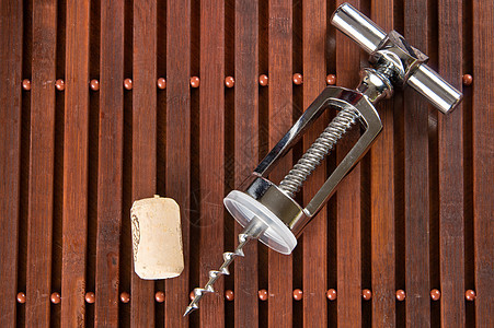 冷水瓶和软木炉开场白软木工具金属螺旋图片